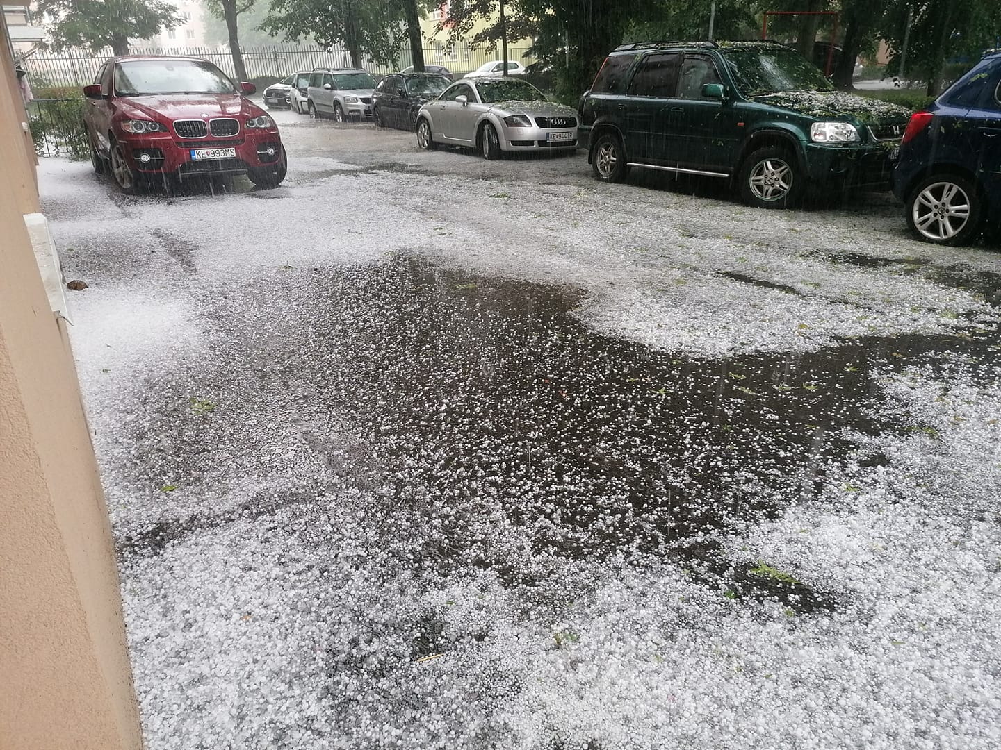 V niektorých častiach Košíc nepršalo, inde padali krúpy. Napríklad na Komenského ulici a v mestskej časti Sever. Foto: FB Meteo Východ