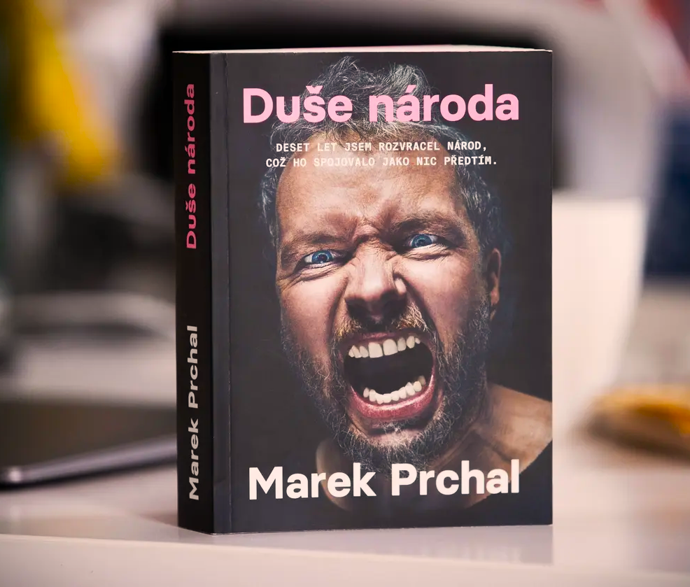 Kniha Marka Prchala je charakterizovaná svojou obálkou. Drzá, sebavedomá a veľmi uvravená. Foto: Media. CZ