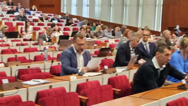 Mestské zastupiteľstvo napokon schválilo poslanecký návrh rozpočtu. Foto: Boris Macko