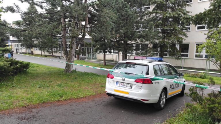 Pre nahlásenú bombu museli evakuovať aj školy v Poprade. Foto: Rastislav Ovšonka