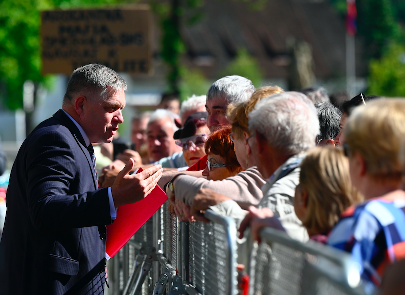 Robert Fico v Handlovej, krátko pred streľbou útočníka. Foto: TASR. 