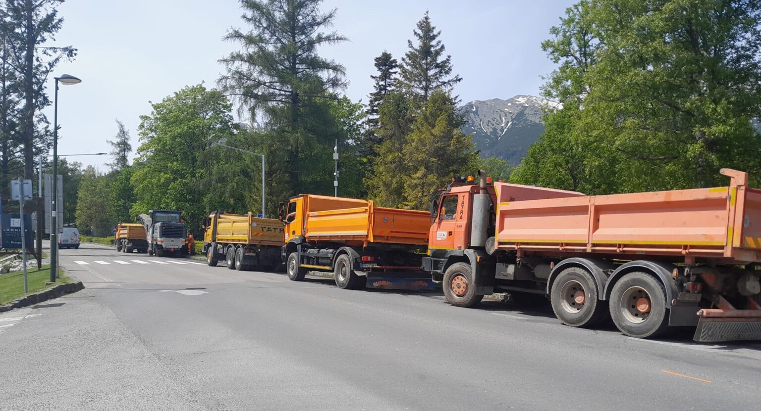 V Tatranskej Lomnici obnovujú cestu. Na komplexnú rekonštrukciu si ešte počká. Foto: Jozef Štefaňák