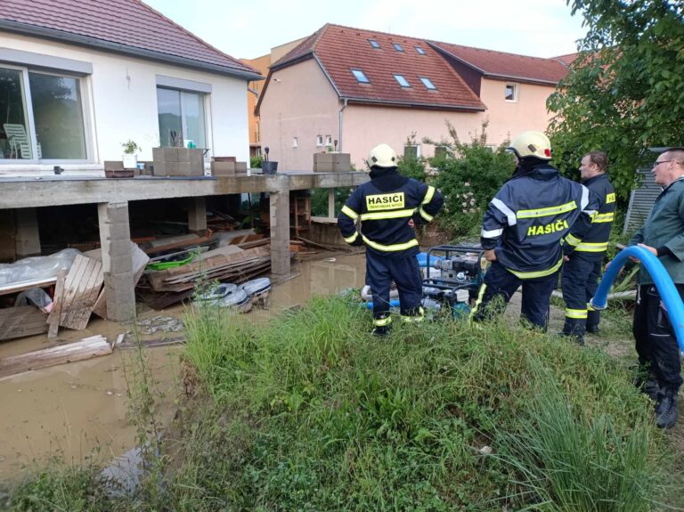 Obce v Trenčianskom okrese čelili po intenzívnych zrážkach záplavám. Foto: DHZ Trenčianske Mitice/Facebook