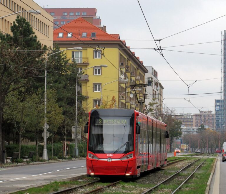 Električka, linka 3 na Račianskej ulici. Ilustračný obrázok: imhd.sk