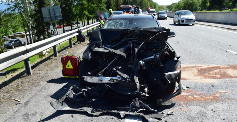 Takto dopadlo auto BMW po zrážke s nákladným vozidlom. Foto: Polícia SR - Žilinský kraj