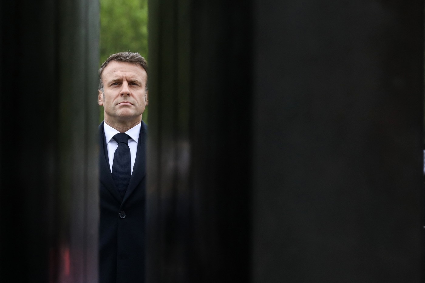 Emmanuel Macron pred sochou generála de Gaullea na 79. výročie konca druhej svetovej vojny. Foto: Profimedia