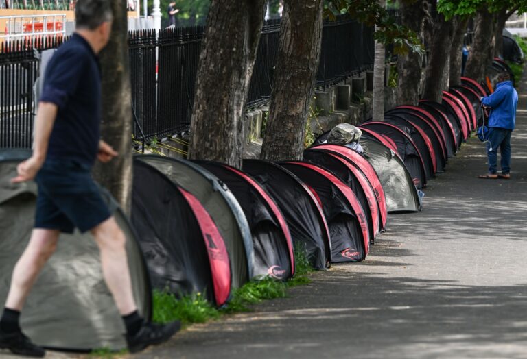 Nový rad stanov je rozmiestnený pozdĺž jednej strany Veľkého kanála žiadateľmi o azyl, 12. mája 2024. Foto: Profimedia.sk 