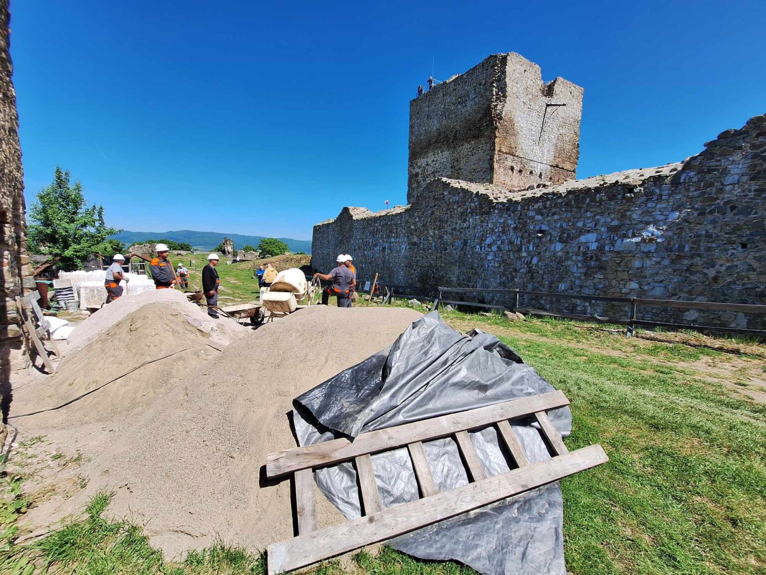 Šarišský hrad opravujú. Prácu tam našlo 24 ľudí. Foto: Redakcia