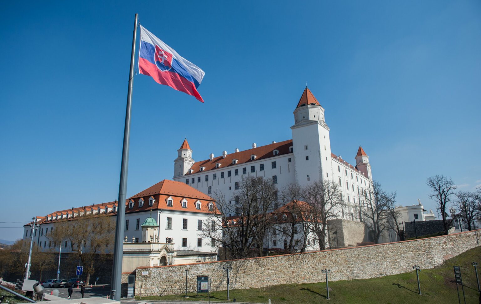 Slovenská vlajka a Bratislavský hrad.