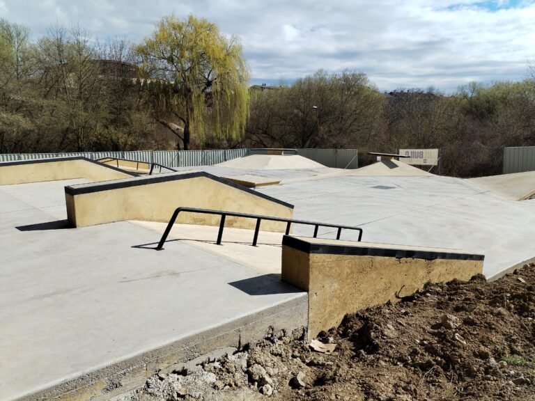 Práce na prvej etape výstavby skateparku na Sídlisku KVP sú vo finále. Foto: TASR/Diana Semanová