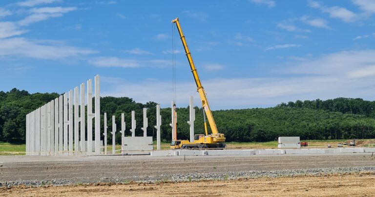 Výstavba prvej haly spoločnosti Winkelmann v štátnom priemyselnom parku Rimavská Sobota. Foto: Branislav Caban