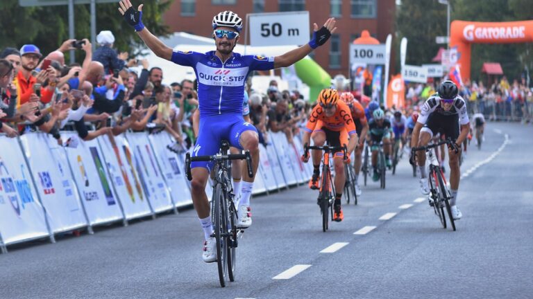 Na snímke Francúz Julian Alaphilippe z tímu Soudal Quick-Step víťazí v 1. etape 62. ročníka cyklistických pretekov Okolo Slovenska. Foto: TASR/Oliver Ondráš