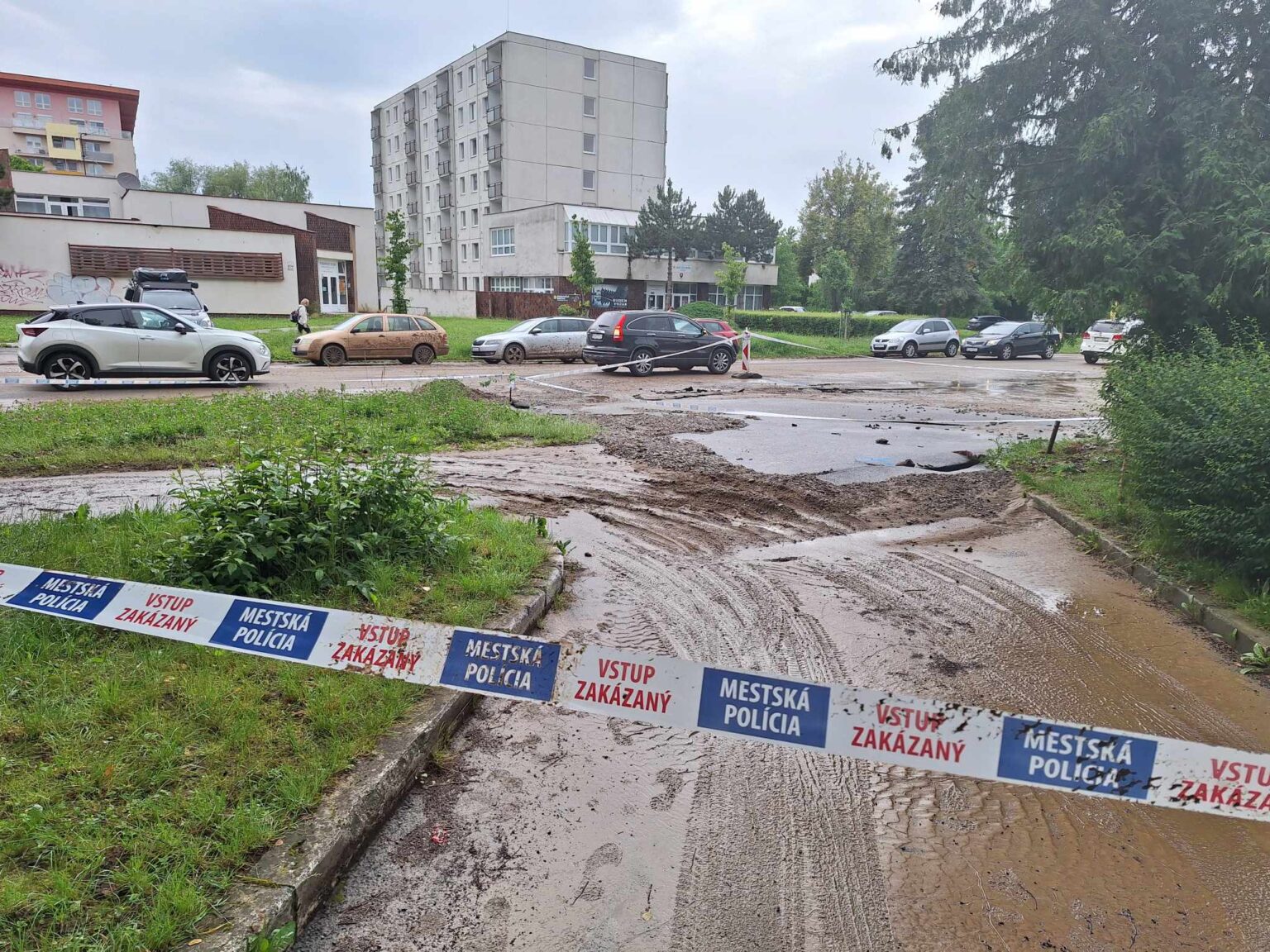 Vodovodné potrubie na Mukačevskej ulici prasklo včera večer. Foto: redakcia