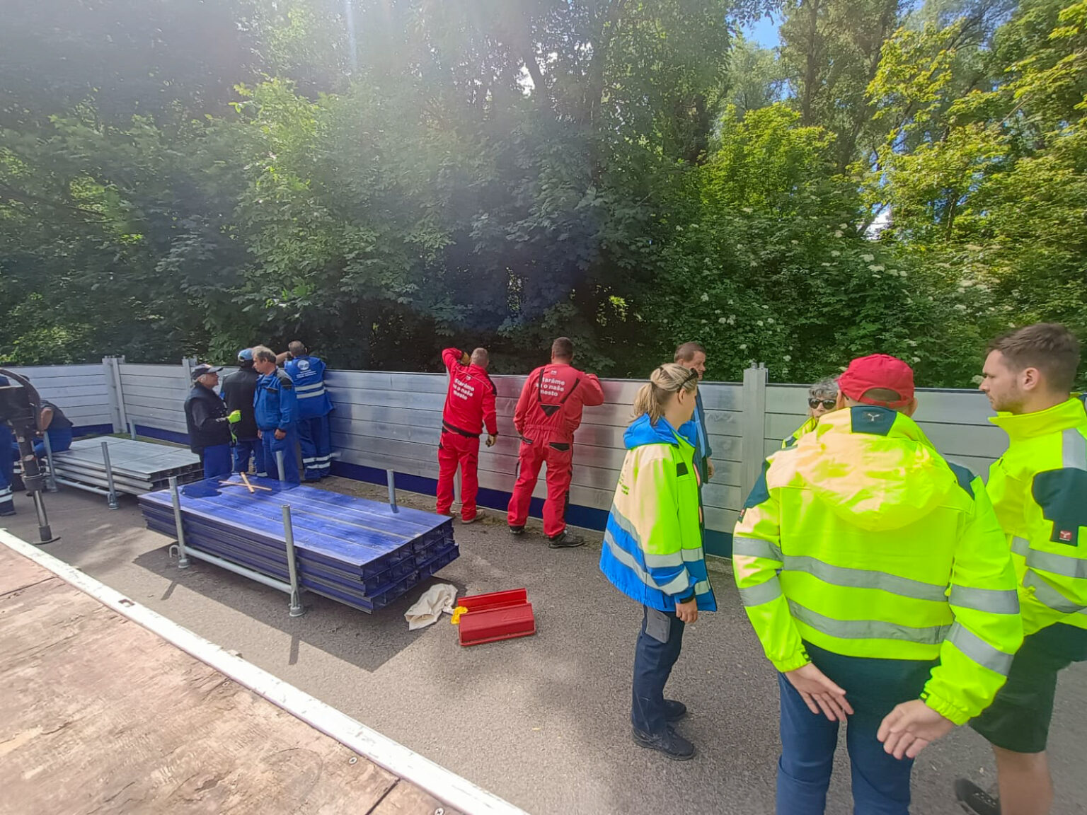 Hlavné mesto Bratislava zverejnilo fotku z nácviku výstavby mobilnej protipovodňovej hrádze. Foto: FB Bratislava - hlavné mesto SR