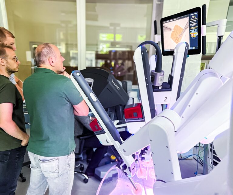 Špecialisti si môžu vyskúšať najmodernejšie robotické operácie. Foto: FNsP