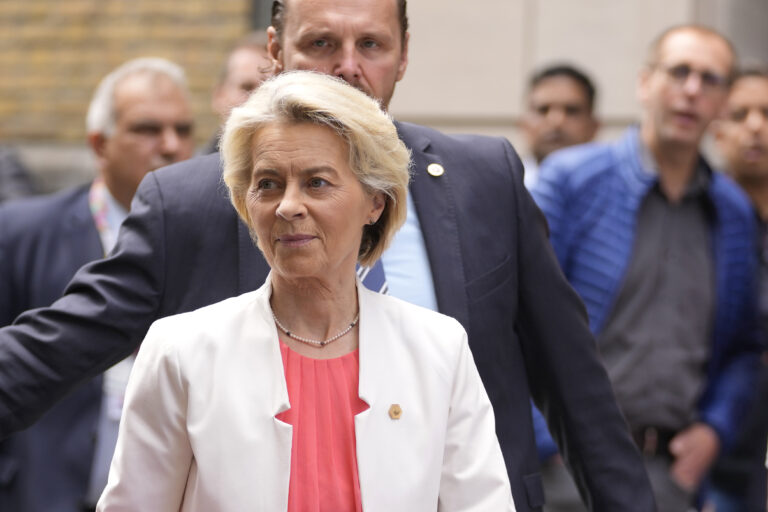 Predsedníčka Európskej komisie (EK) Ursula von der Leyenová prichádza na zasadnutie Európskej ľudovej strany (EPP), ktoré sa koná pred neformálnym summitom hláv štátov a vlád krajín Európskej únie v Bruseli v pondelok 17. júna 2024. Foto: TASR/AP