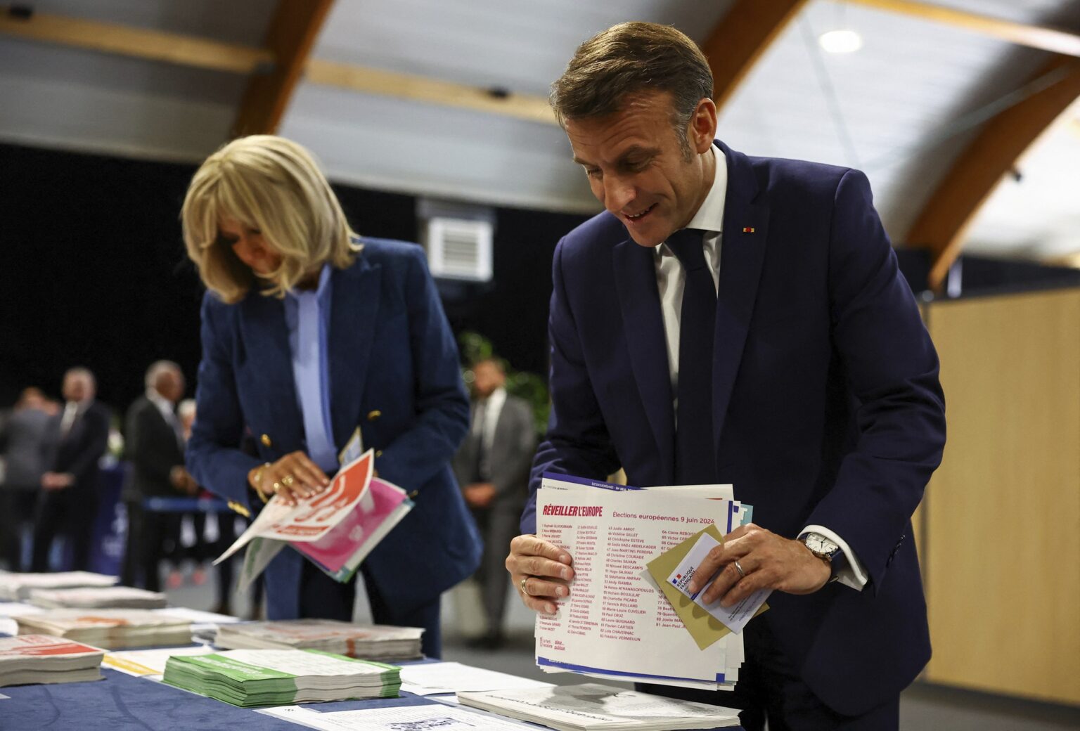 Emmanuel Macron a jeho manželka Brigitte Macronová vo volebnej miestnosti počas volieb do Európskeho parlamentu. Foto: TASR/AP     