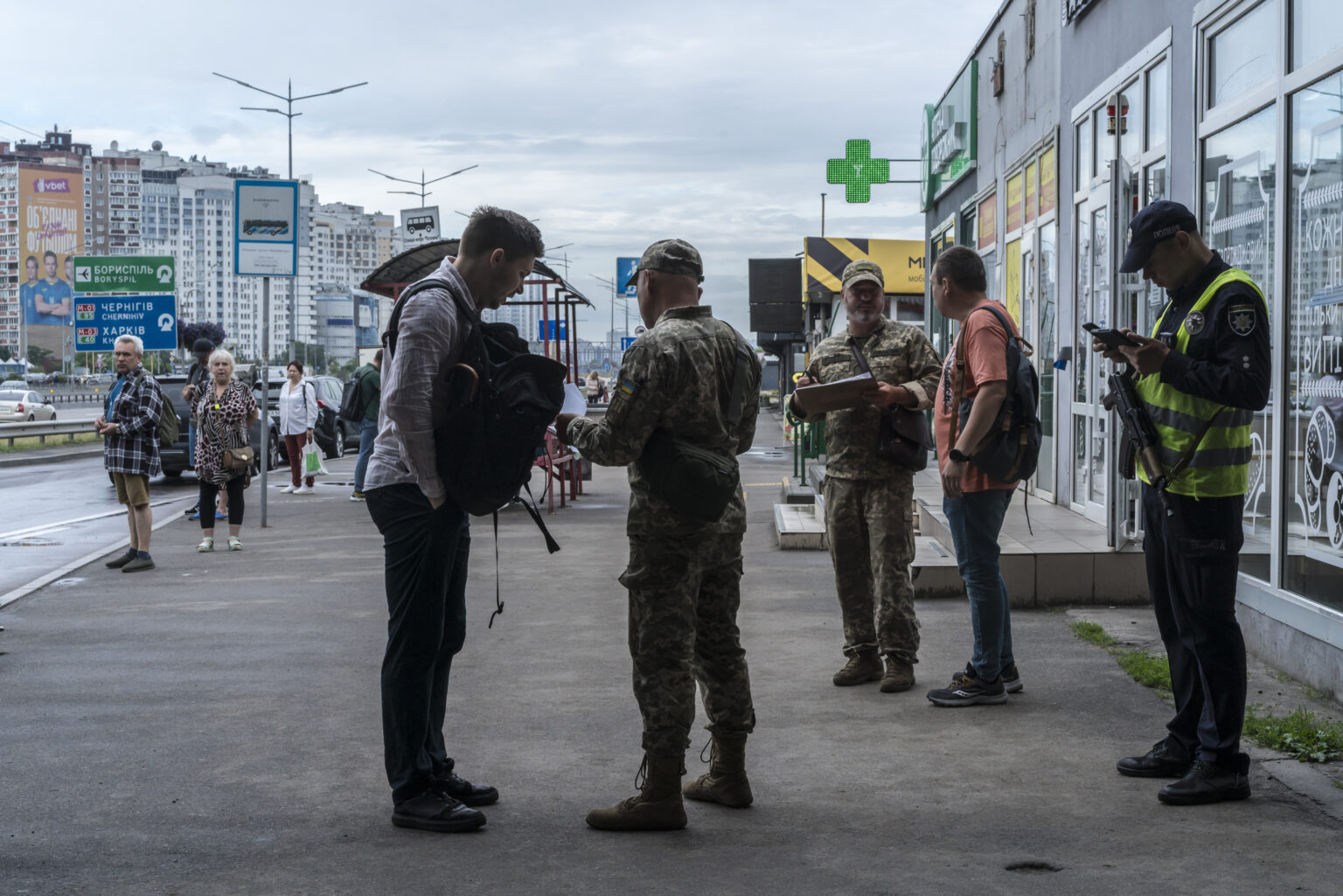 Príslušníci armády zastavujú tento mesiac mužov v Kyjeve, aby skontrolovali, či si aktualizovali svoje údaje na odvodovom úrade. Foto: Brendan Hoffman pre New York Times
