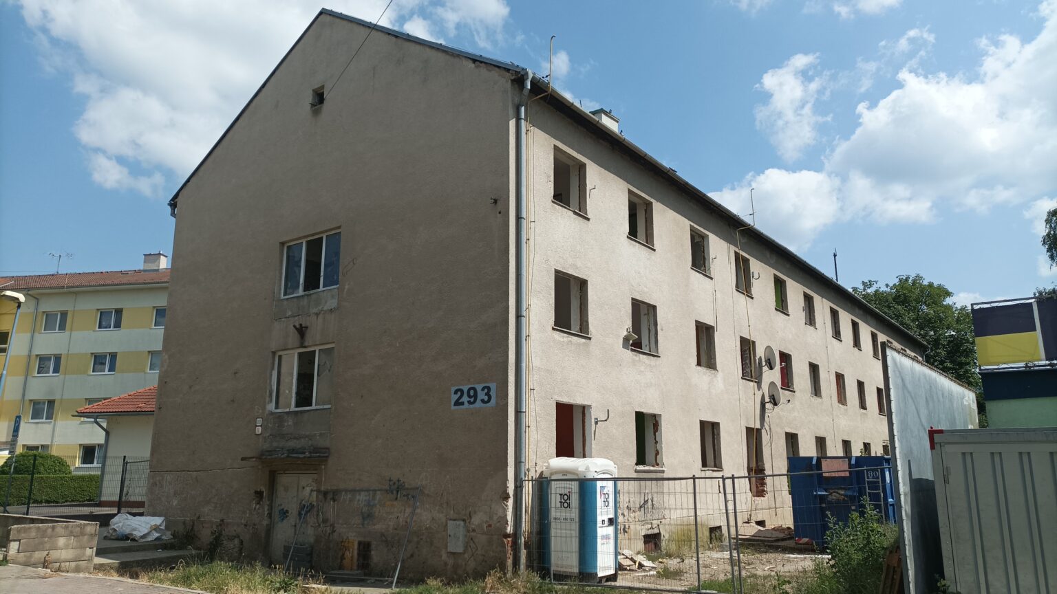 Zdevastovanú bytovku čaká rekonštrukcia. Foto: Ľubomír Chochula
