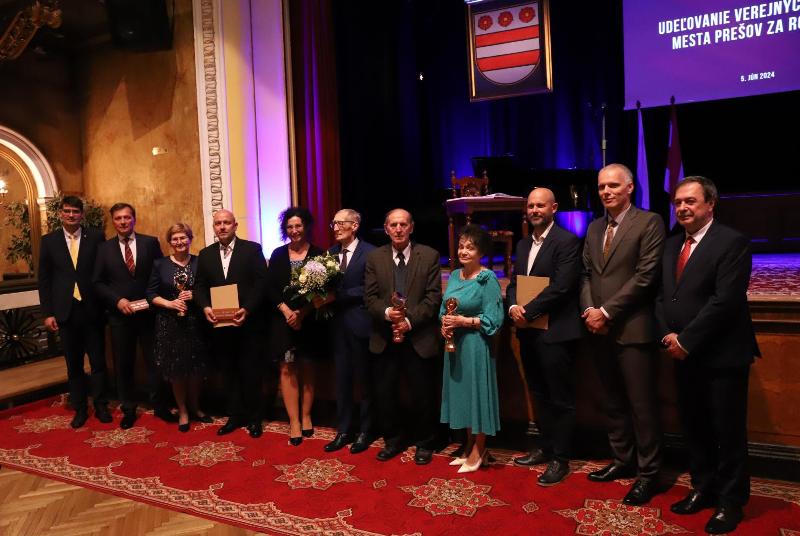 Zľava Peter Krajňák, Alexander Ernst, Viera Kundľová, Alexander Šurkala, Iveta Hurná, Milan Országh, Karol Horák, Zora Mihoková, Heliodor Macko, Richard Drutarovský, Emil Chlapeček. Foto: presov.sk