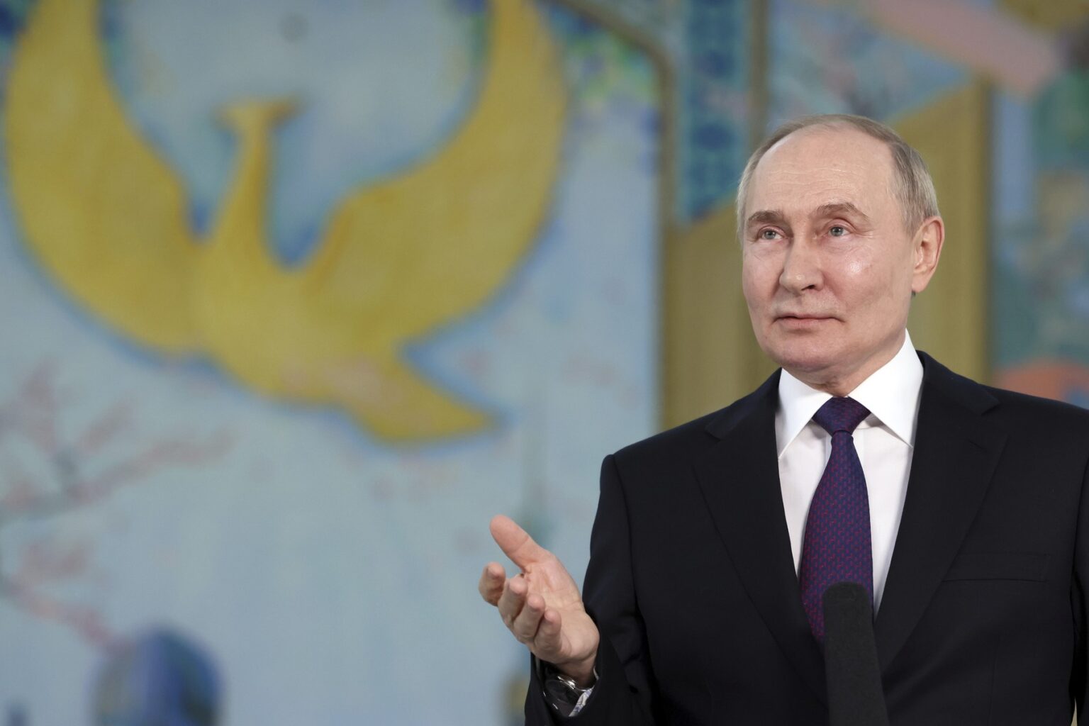 Ruský prezident Vladimír Putin hovorí k ruským novinárom po rokovaní s uzbeckým prezidentom Šavkatom Mirzijojevom v Taškente v Uzbekistane v utorok 28. mája 2024. Zdroj: Profimedia