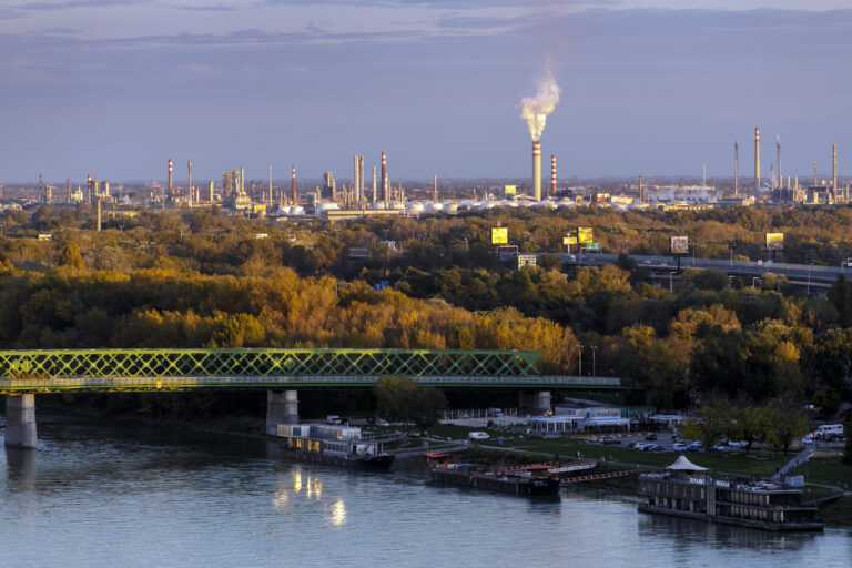 Na snímke pohľad z Bratislavského hradu na rafinériu Slovnaft, Starý most a rieku Dunaj. V Bratislave 7. novembra 2023. Foto: Dano Veselský/TASR