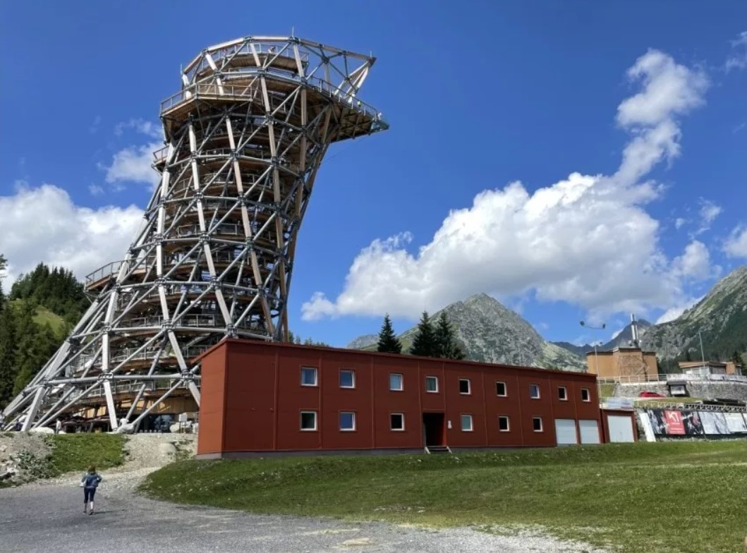 Podľa mnohých kazí veža výhľad na tatranské končiare. Foto: vezasnov.sk