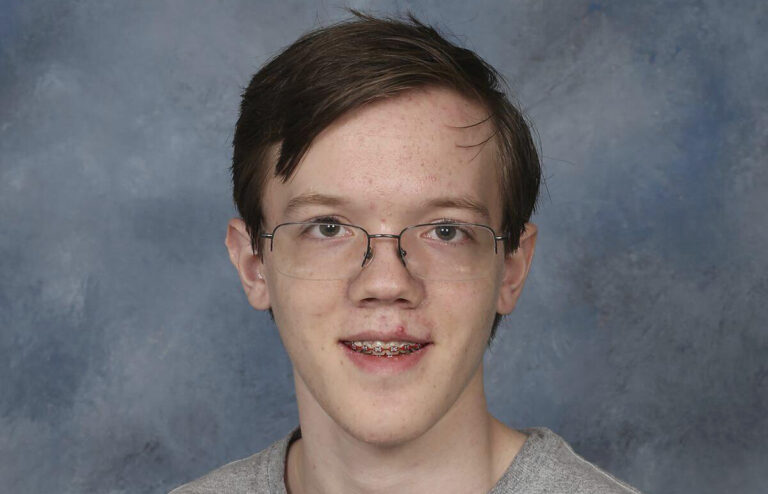 Na archívnej snímke z roku 2021 pózuje atentátnik Donalda Trumpa, študent Thomas Matthew Crooks, ktorý maturoval na strednej škole v roku 2022 v americkom meste Bethel Park. Foto: TASR/AP