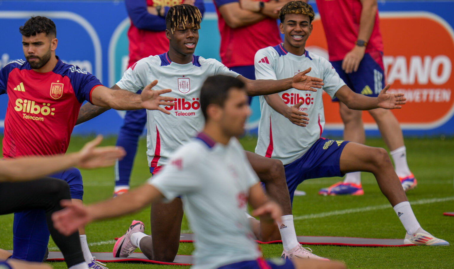 Španielski futbalisti Nico Williams (hore uprostred) a Lamine Yamal (vpravo hore) počas tréningu pred nedeľným finále ME vo futbale proti Anglicku. Foto: TASR/AP