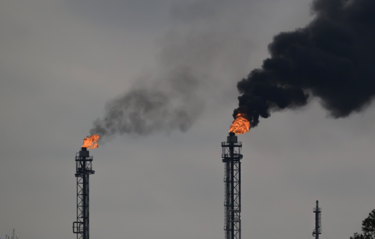 Oheň a dym z horákov rafinérie Slovnaft. Foto: Jaroslav Novák/TASR