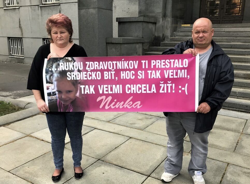 Dana a Ľubomír Chuchelovci pred Ministerstvom vnútra SR. Foto: Jozef Uhlárik
