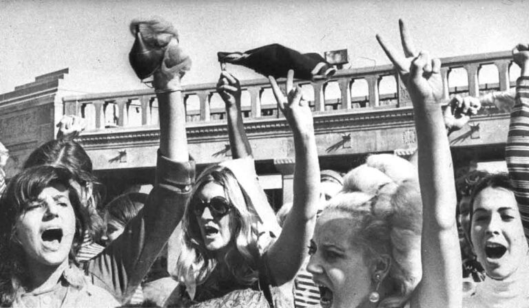 Protest proti súťaži krásy Miss Amerika 1968, kde feministky hádzali do koša "objekty útlaku", vrátane podprseniek. Že ich pálili, je však mýtus. Foto columbia.edu