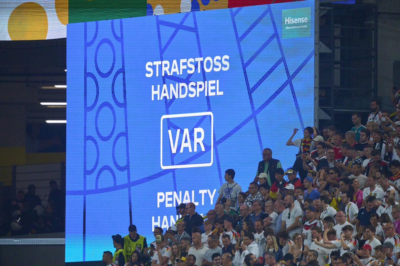 Systém VAR v zápase Dánsko proti Nemecku. Foto: ČTK / imago sportfotodienst / IMAGO