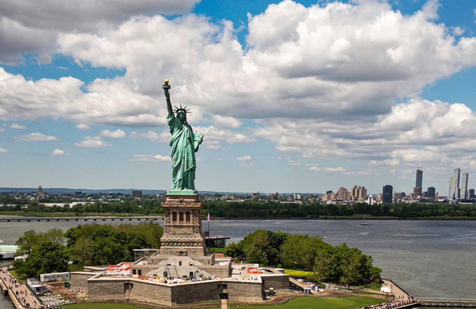 Socha slobody nad panorámou mesta New York. Foto: Profimedia