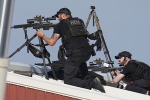 Pár centimetrov od Trumpa. Fotograf zrejme zachytil guľku letiacu na exprezidenta