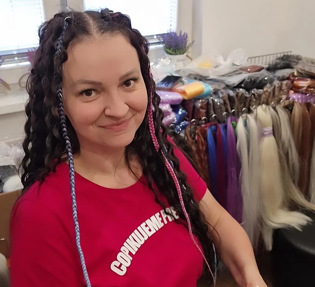Mária Kočišová sa vzoprela svojmu osudu a v súčasnosti je vychýrenou braiderkou. Foto: FB Copikujeme Prešov
