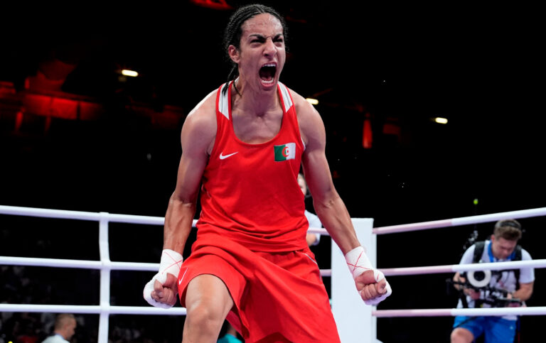 Imán Chalíf oslavuje po zápase s Lucou Hámoriovou na Olympijských hrách 2024 v Paríži. Foto TASR/AP