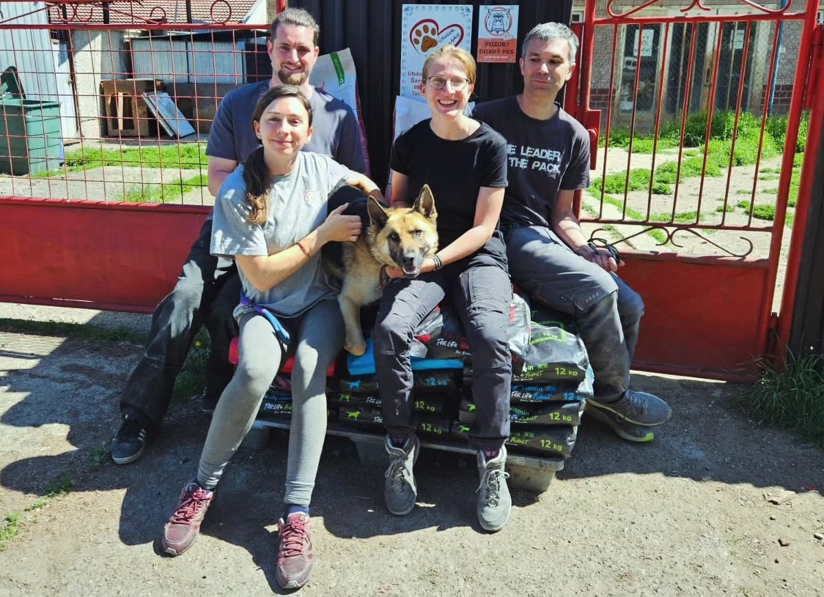 Beáta Jagošová (vľavo dole) s dobrovoľníkmi v útulku Šťastné labky. Foto: Facebook.com/Útulok Šťastné labky Fiľakovo