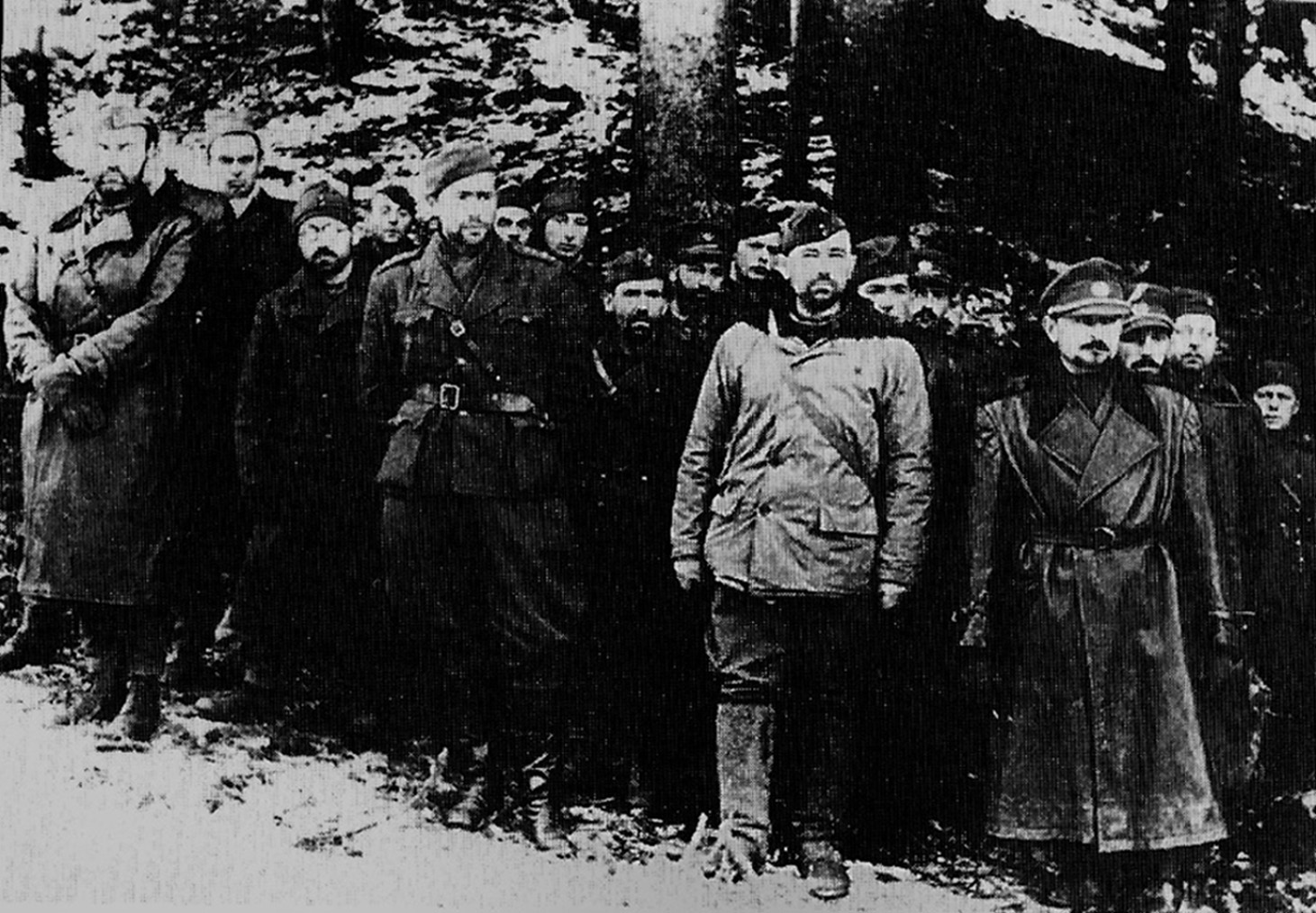 Ilustračné foto. Skupina dôstojníkov 2. československej paradesantnej brigády na povstaleckom území. V popredí zľava: štábny kapitán Srp, štábny kapitán Marcely, štábny kapitán Rajter, major Ďumbala. Zdroj: archiv Olgy Bezděkové-Rejtharové, wikimedia, CC BY-SA 4.0