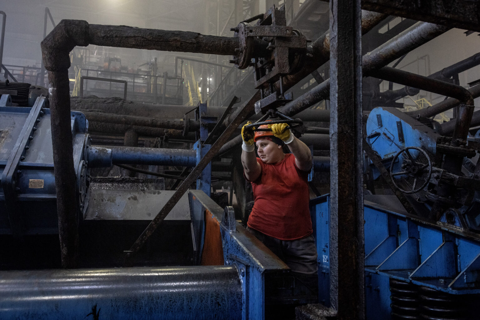 Ženy na Ukrajine čoraz častejšie nastupujú na mužské pracovné miesta, pretože rozsiahla mobilizácia vojakov vyčerpáva pracovnú silu, v ktorej dominujú muži. Foto: Finbarr O’Reilly/New York Times