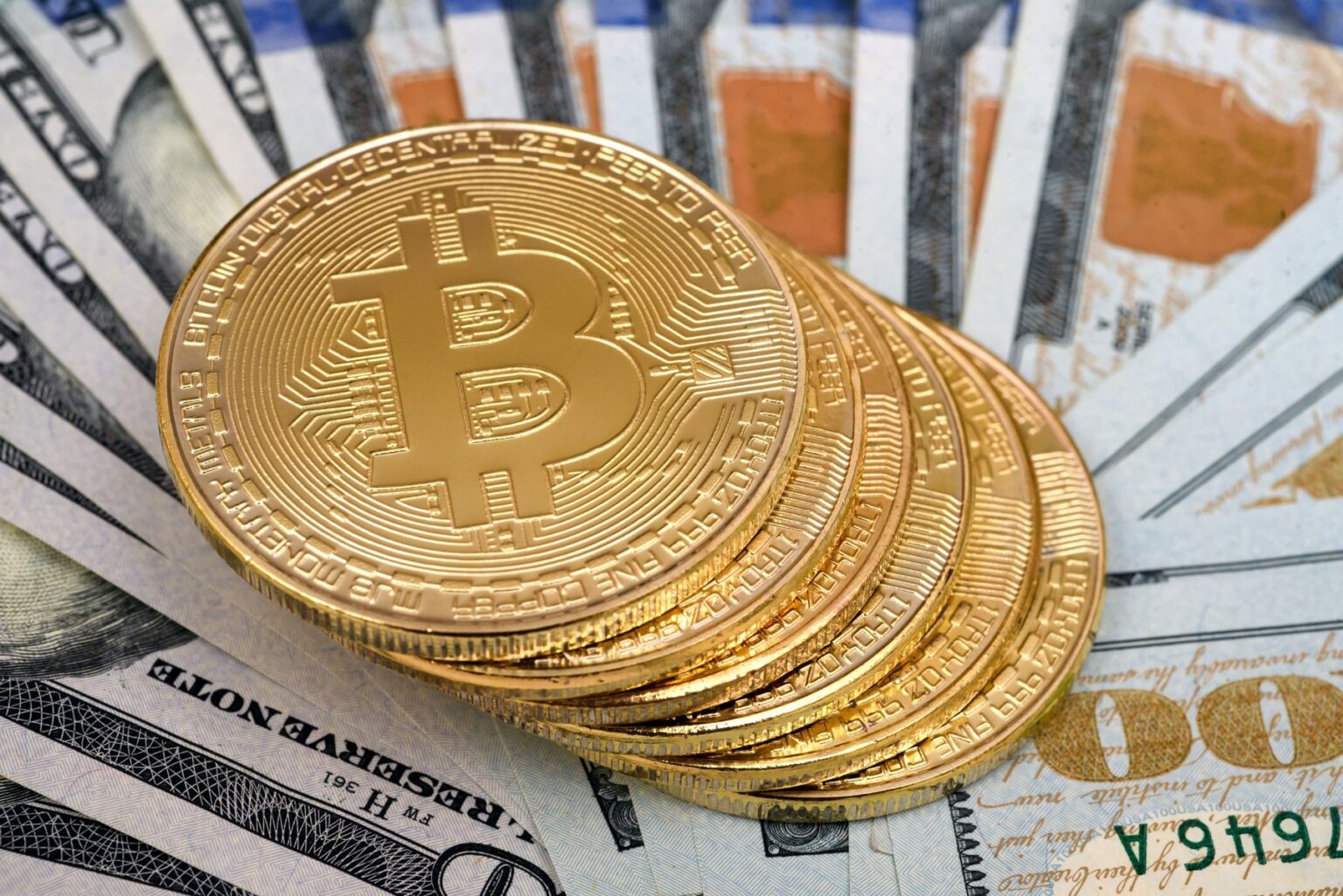 Ilustračná snímka pamätných mincí kryptomeny bitcoin. Foto: Profimedia.sk