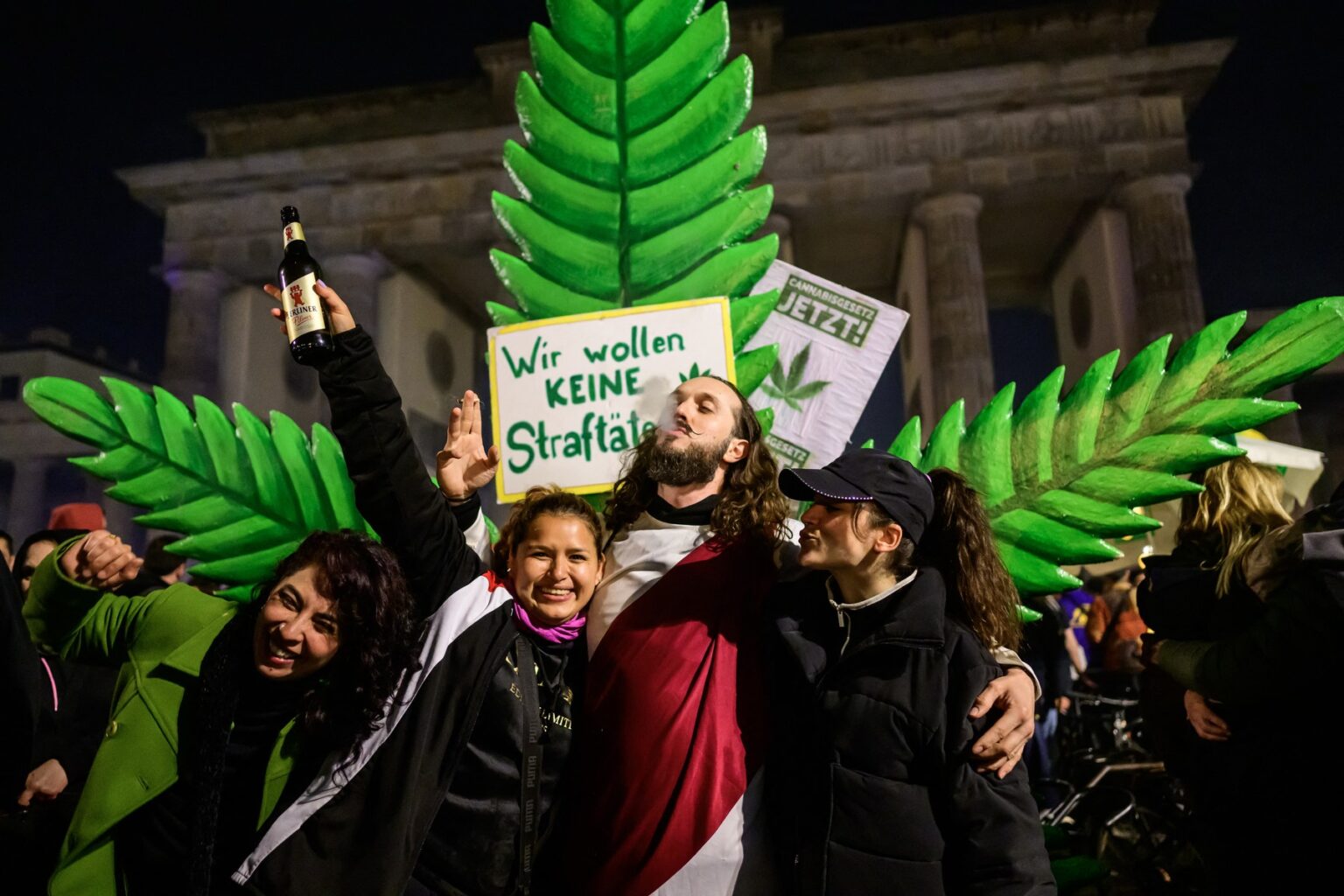 Fajčiari marihuany oslavujú pred Brandenburskou bránou v Berlíne, keď v Nemecku vstúpil do platnosti zákon (1. apríla 2024), ktorý umožňuje dospelým nosiť marihuanu a pestovať  tri rastliny marihuany v domácom prostredí. Foto: John Macdougall /AFP/Profimedia.ak