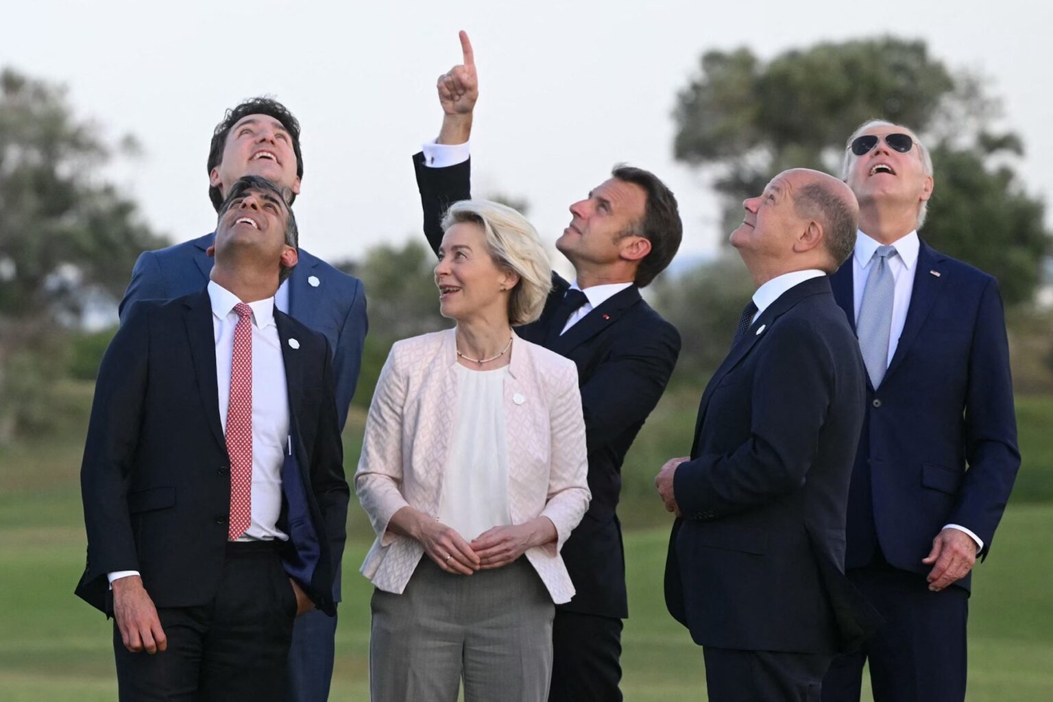 Britský premiér Rishi Sunak, kanadský premiér Justin Trudeau, predsedníčka Európskej komisie Ursula von der Leyenová, francúzsky prezident Emmanuel Macron, nemecký kancelár Olaf Scholz a americký prezident Joe Biden počas samitu G7, ktorý hostilo Taliansko, 13. jún 2024. Zdroj: Mandel NGAN / AFP / AFP / Profimedia