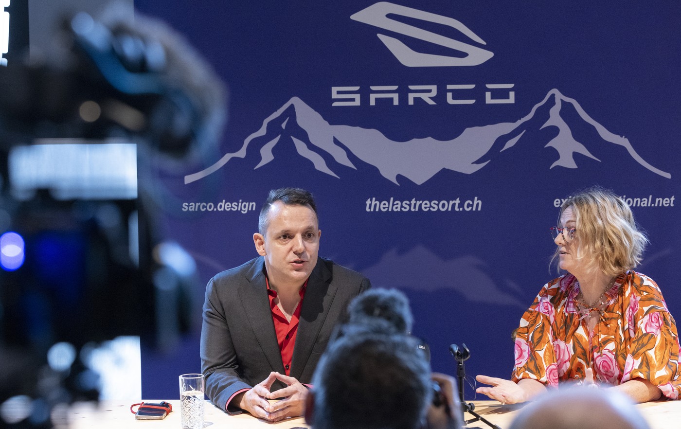 CEO a viceprezident Florian Willet (vľavo) a COO a členka predstavenstva spoločnosti Fiona Stewart predstavili 17. júla kapsulu Sarco. Foto: Profimedia.sk