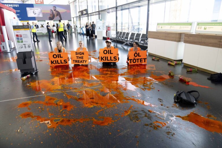 Klimatickí aktivisti zo skupiny Posledná generácia v Rakúsku rozlievajú farbu v termináli 3 viedenského letiska na protest proti súčasnej klimatickej politike rakúskej vlády. Foto: Andreas Stroh/Profimedia.ak