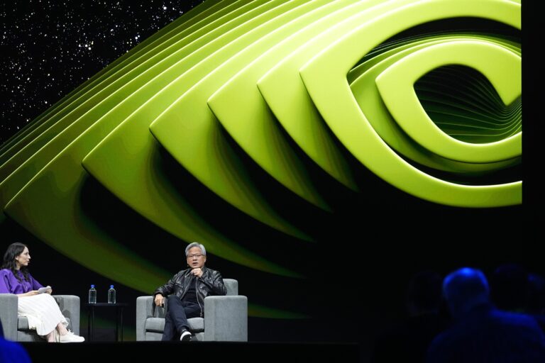 Riaditeľ Nvidia Jensen Huang s logom firmy v pozadí. Foto: Profimedia.sk