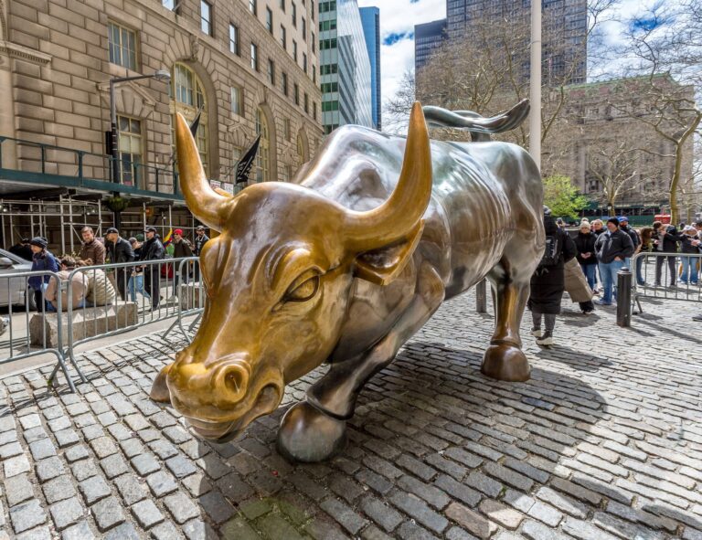 Socha Charging Bull neďaleko Wall Street v New Yorku, inštalovaná v roku 1989 symbolizuje finančné trhy. Foto: Profimedia.sk