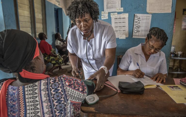 Zdravotná sestra meria krvný tlak žene v v Azziokwu Primary Health Center, Abakaliki, Nigéria. Zdroj: Profimedia