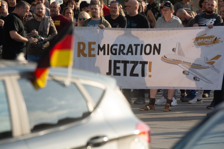 "Reemigrácia teraz", stojí na transparente počas demonštrácie za deportáciu migrantov po vražde v Solingene. Foto Profimedia