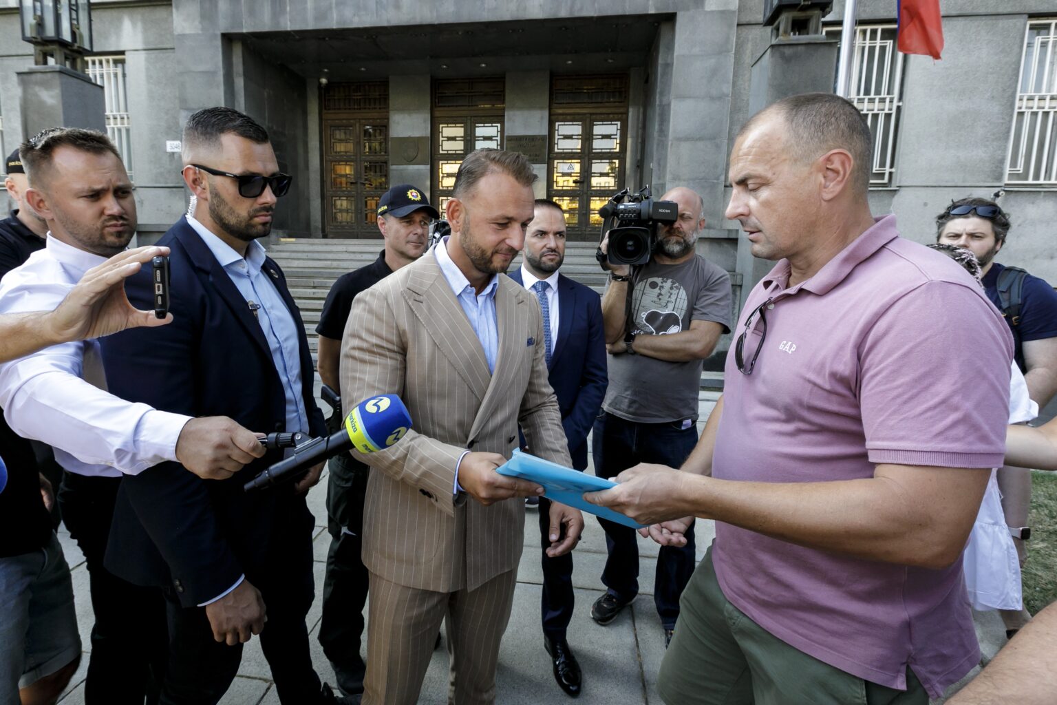 Policajt Štefan Birmon odovzdáva petíciu s podpismi 800 nespokojných kolegov ministrovi vnútra M.Š. Eštokovi počas protestu policajtov. Foto: Dano Veselský/TASR